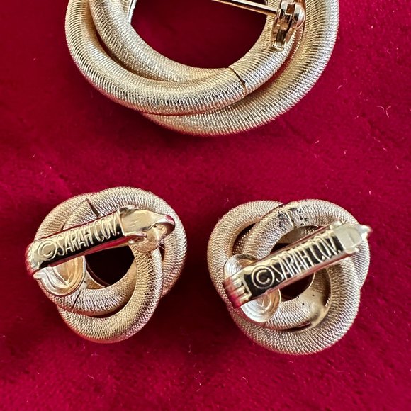 Vintage Sarah Coventry Gold Tone Twisted Circle Brooch And Earring Jewelry Set. - Picture 8 of 8